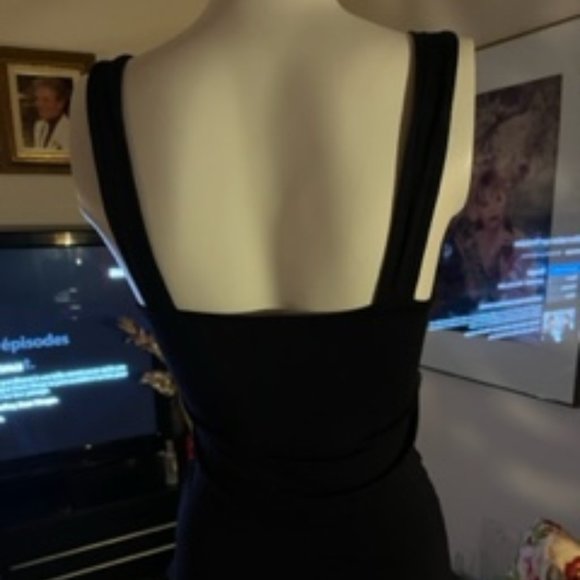 Top lasé noir avec un ruban de satin.  Grandeur Small, Médium.  Extensible - Picture 3 of 5